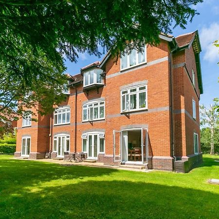 Large Apartment With Parking Guildford Bagian luar foto