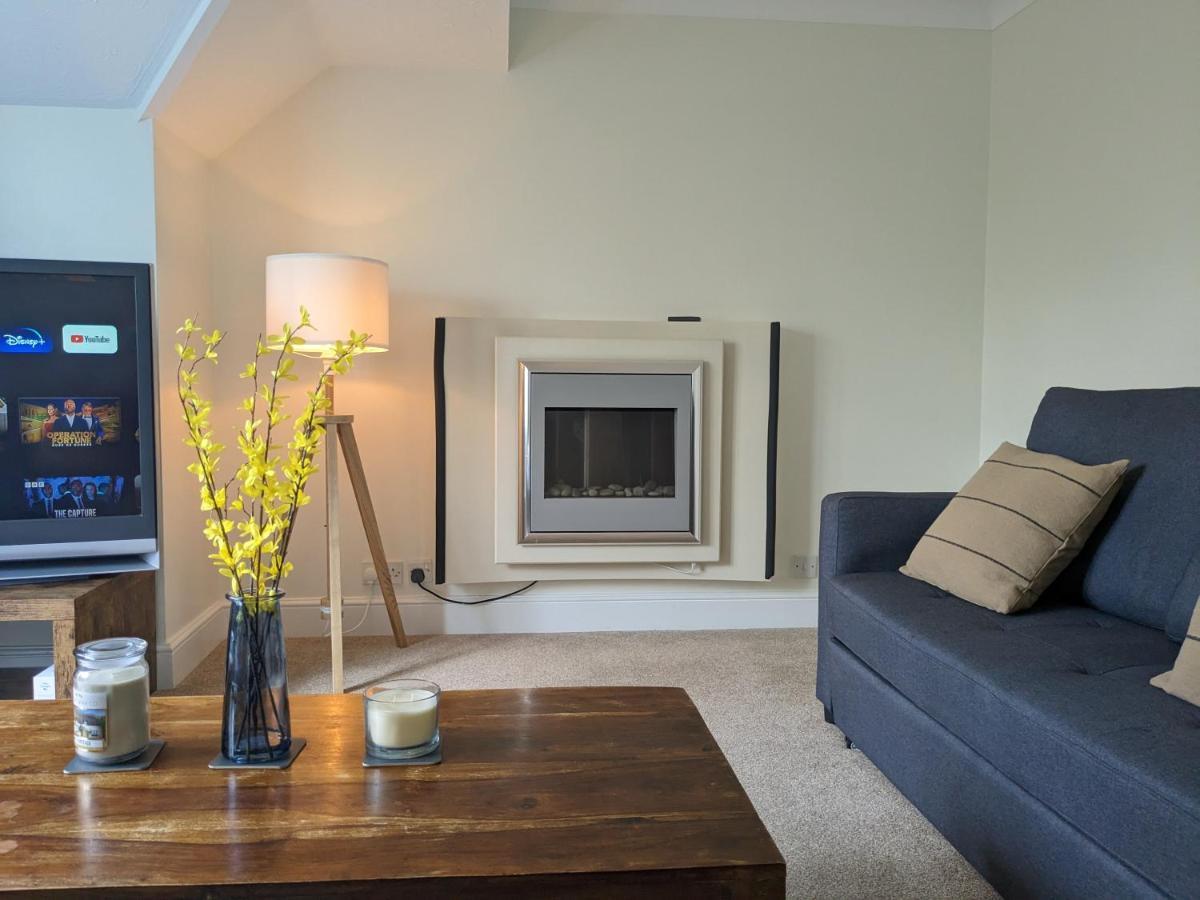 Large Apartment With Parking Guildford Bagian luar foto