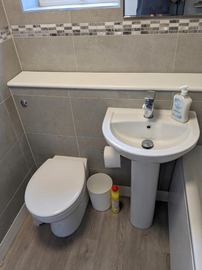 Large Apartment With Parking Guildford Bagian luar foto