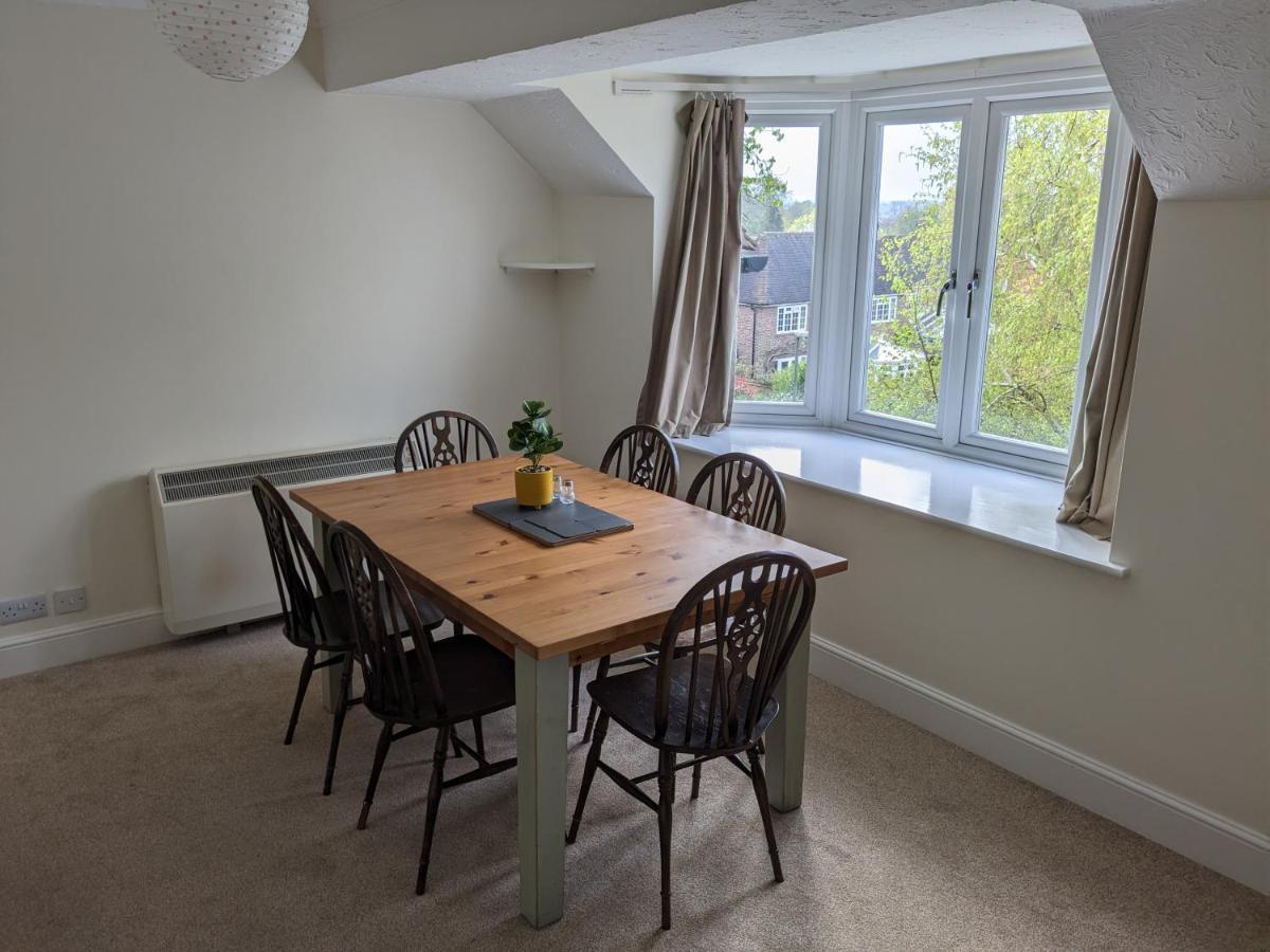 Large Apartment With Parking Guildford Bagian luar foto