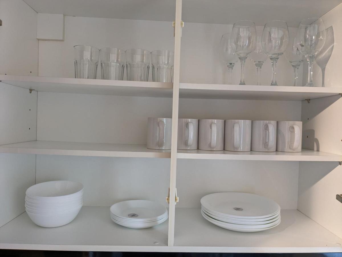 Large Apartment With Parking Guildford Bagian luar foto