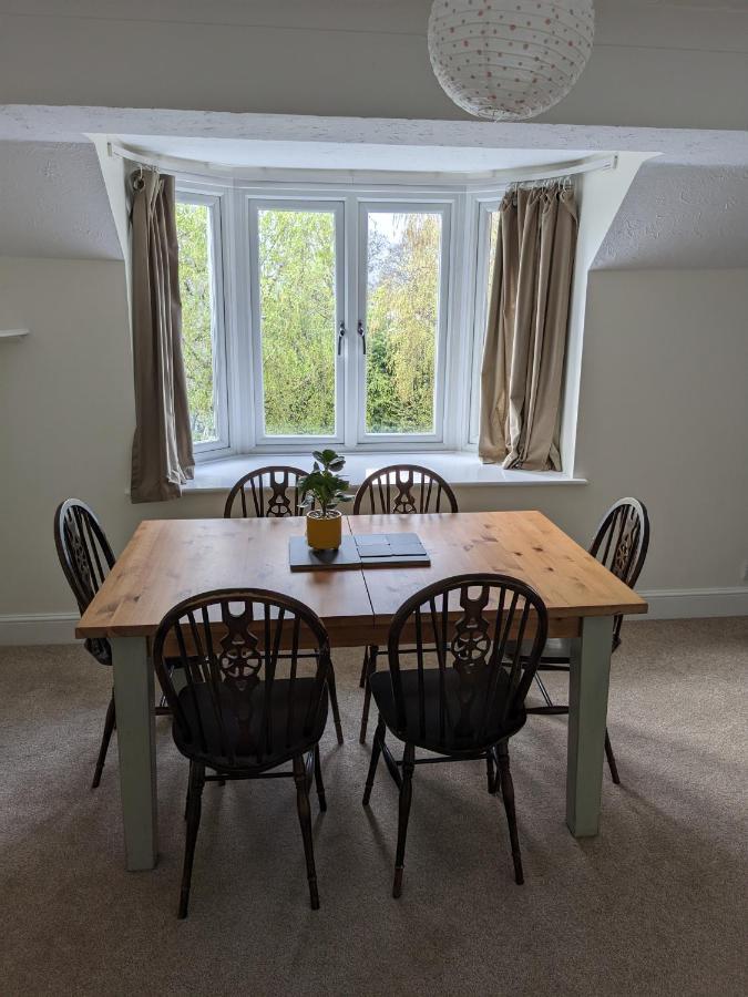 Large Apartment With Parking Guildford Bagian luar foto
