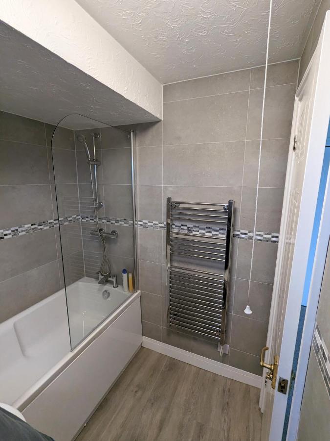 Large Apartment With Parking Guildford Bagian luar foto