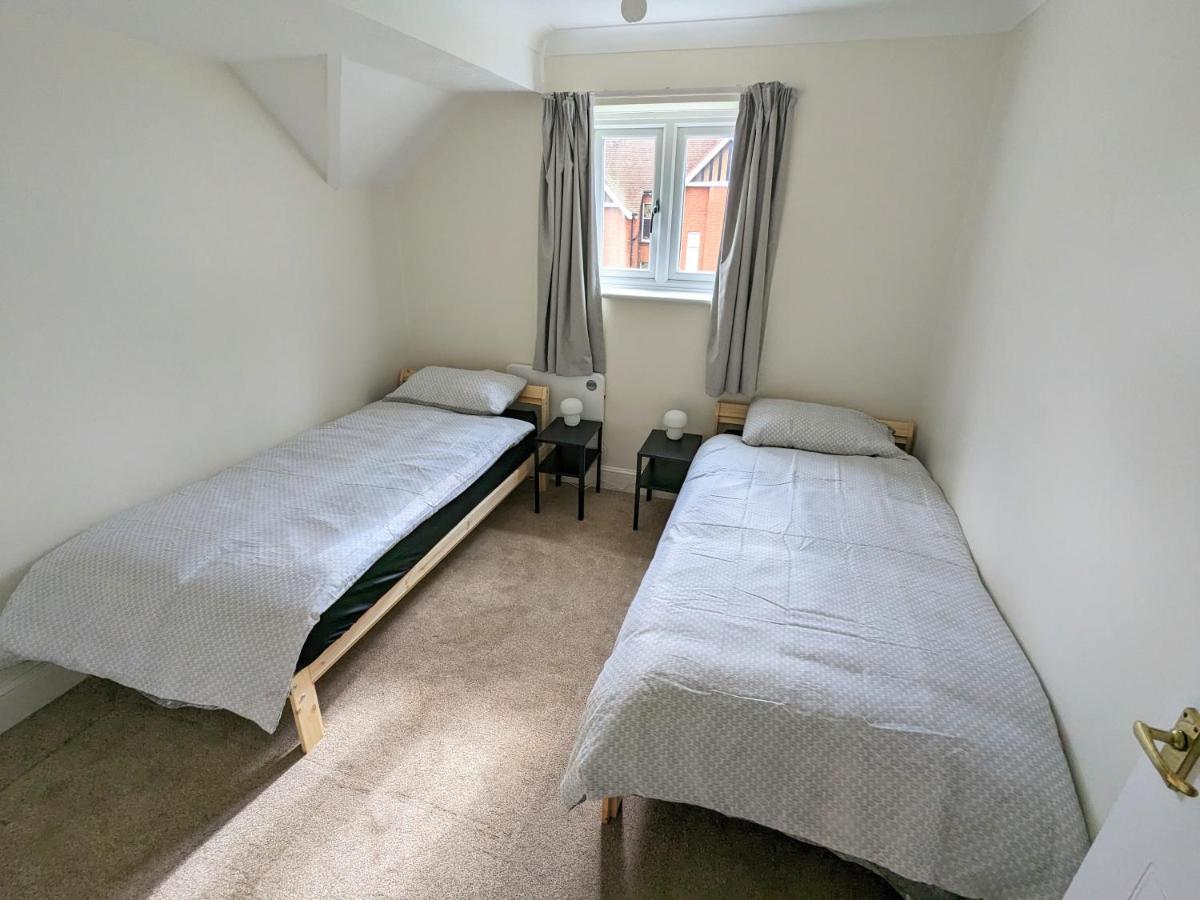 Large Apartment With Parking Guildford Bagian luar foto