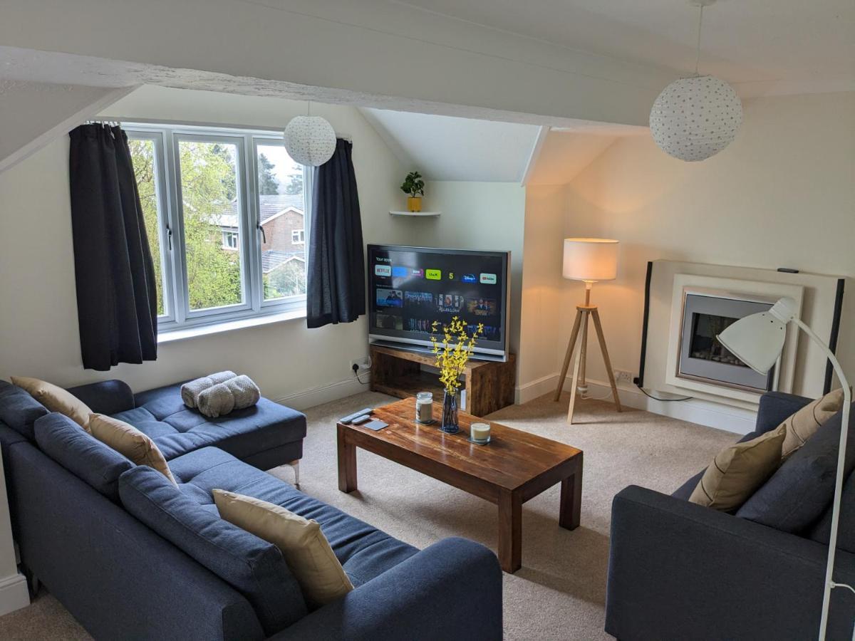 Large Apartment With Parking Guildford Bagian luar foto