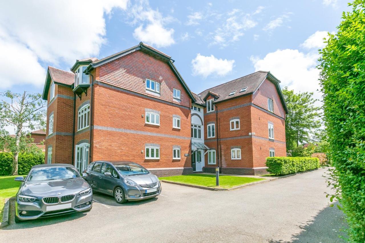 Large Apartment With Parking Guildford Bagian luar foto
