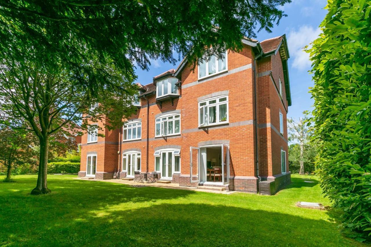 Large Apartment With Parking Guildford Bagian luar foto